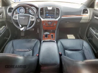 2013 Chrysler 300 z VIN 2C3CCAAG1DH568995, wystawiony jako Copart lot #56278975 z przebiegiem 133 201 mil mil oraz Szkoda całkowita • Salvage title. Historia ofert i sprzedaży dostępna na DreamBid. Obrazek 8.