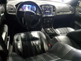 2018 Chrysler 300 S z VIN 2C3CCABG0JH227307, wystawiony jako Copart lot #52359835 z przebiegiem 141 832 mil mil oraz Szkoda całkowita • Salvage title. Historia ofert i sprzedaży dostępna na DreamBid. Obrazek 8.