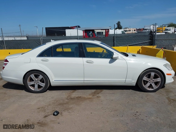 2009 Mercedes-Benz S-Class 5.5L V8 with VIN WDDNG86X29A242256, listed as a IAAI auction lot 42008977 with 195,004 mi miles. Bid and sale history available at carsss.com. Image 13.
