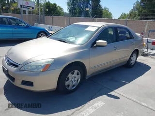 2007 Honda Accord LX z VIN 1HGCM56427A092128, wystawiony jako IAAI lot #42354399 z przebiegiem 186 915 mil mil oraz . Historia ofert i sprzedaży dostępna na DreamBid. Obrazek 2.