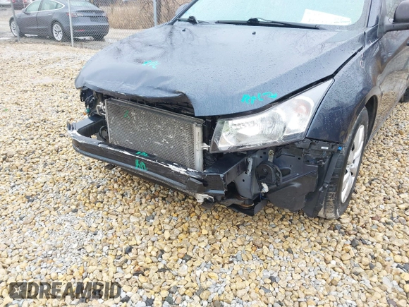 2015 Chevrolet Cruze LS z VIN 1G1PA5SH0F7274058, wystawiony jako IAAI lot #41735357 z przebiegiem 118 993 mil mil oraz . Historia ofert i sprzedaży dostępna na DreamBid. Obrazek 6.