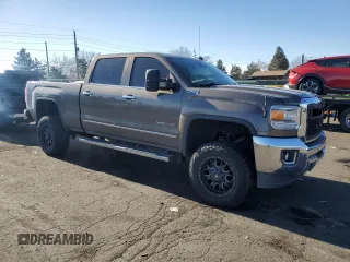 2015 GMC Sierra 3500HD SLT z VIN 1GT423E88FF189157, wystawiony jako Copart lot #84967694 z przebiegiem 137 147 mil mil oraz Czysty tytuł • Clean title. Historia ofert i sprzedaży dostępna na DreamBid. Obrazek 4.
