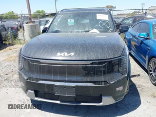 2024 Kia EV9 Land z VIN KNDADFS59R6035988, wystawiony jako IAAI lot #42076672 z przebiegiem 10 316 mil mil oraz . Historia ofert i sprzedaży dostępna na DreamBid. Obrazek 13.