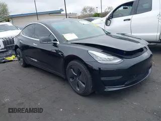 2020 Tesla Model 3 Long Range z VIN 5YJ3E1EB8LF790197, wystawiony jako IAAI lot #42053433 z przebiegiem 73 006 mil mil oraz . Historia ofert i sprzedaży dostępna na DreamBid. Obrazek 1.