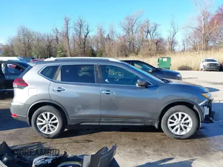 2018 Nissan Rogue SV z VIN 5N1AT2MV0JC769705, wystawiony jako IAAI lot #41861961 z przebiegiem 103 349 mil mil oraz . Historia ofert i sprzedaży dostępna na DreamBid. Obrazek 14.