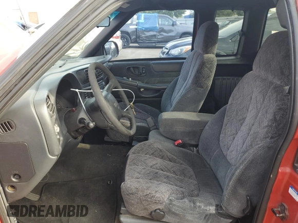 2000 GMC Sonoma SLS z VIN 1GTCS19W1Y8114591, wystawiony jako Copart lot #70182694 z przebiegiem 182 093 mil mil oraz Szkody całkowita. Historia ofert i sprzedaży dostępna na DreamBid. Obrazek 7.