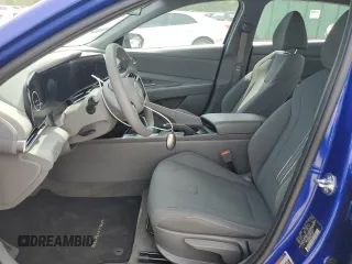 2024 Hyundai Elantra SEL z VIN KMHLM4DG7RU810310, wystawiony jako Copart lot #52614015 z przebiegiem 7 701 mil mil oraz Szkoda całkowita • Salvage title. Historia ofert i sprzedaży dostępna na DreamBid. Obrazek 7.