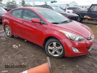 2013 Hyundai Elantra GLS z VIN KMHDH4AE6DU945363, wystawiony jako IAAI lot #42333573 z przebiegiem 123 417 mil mil oraz . Historia ofert i sprzedaży dostępna na DreamBid. Obrazek 1.
