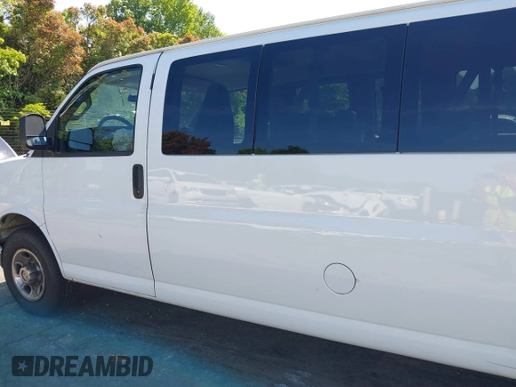 2018 Chevrolet Express Passenger LT z VIN 1GAZGPFG2J1332171, wystawiony jako IAAI lot #39459519 z przebiegiem 71 541 mil mil oraz . Historia ofert i sprzedaży dostępna na DreamBid. Obrazek 14.