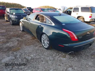 2015 Jaguar XJ Portfolio z VIN SAJWA2GZ3F8V85384, wystawiony jako IAAI lot #40605684 z przebiegiem Nie podano mil oraz . Historia ofert i sprzedaży dostępna na DreamBid. Obrazek 3.