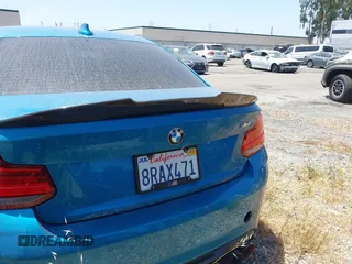 2018 BMW M2 z VIN WBS1J5C59JVE51997, wystawiony jako IAAI lot #42348421 z przebiegiem 51 376 mil mil oraz . Historia ofert i sprzedaży dostępna na DreamBid. Obrazek 16.