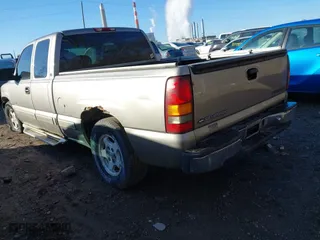 2000 Chevrolet Silverado 1500 LS with VIN 2GCEC19TXY1399466, listed as a IAAI auction lot 41814297 with 275,725 mi miles. Bid and sale history available at carsss.com. Image 3.