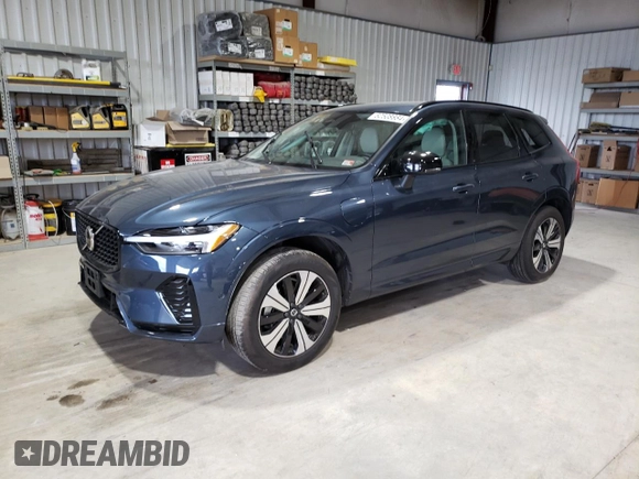 2023 Volvo XC60 Plus Dark Theme z VIN YV4H60DL2P1289471, wystawiony jako Copart lot #62508884 z przebiegiem 8 012 mil mil oraz Szkoda całkowita • Salvage title. Historia ofert i sprzedaży dostępna na DreamBid. Obrazek 1.