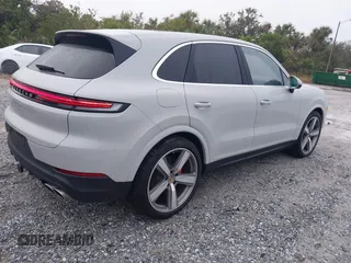 2024 Porsche Cayenne S z VIN WP1AL2AY4RDA33633, wystawiony jako IAAI lot #41405207 z przebiegiem 4 157 mil mil oraz . Historia ofert i sprzedaży dostępna na DreamBid. Obrazek 4.