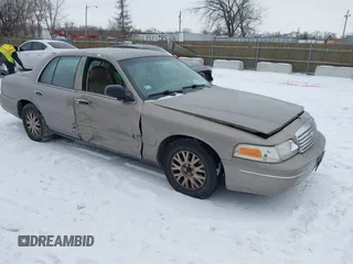 2004 Ford Crown Victoria LX z VIN 2FAFP74W74X148754, wystawiony jako IAAI lot #41581730 z przebiegiem 217 744 mil mil oraz . Historia ofert i sprzedaży dostępna na DreamBid. Obrazek 1.