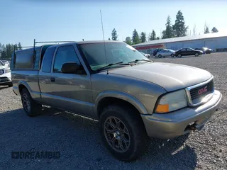 2003 GMC Sonoma SL z VIN 1GTDT19X138150641, wystawiony jako IAAI lot #42405239 z przebiegiem 235 811 mil mil oraz . Historia ofert i sprzedaży dostępna na DreamBid. Obrazek 1.