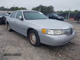 2001 Lincoln Town Car Executive z VIN 1LNHM81W91Y684733, wystawiony jako IAAI lot #41949151 z przebiegiem 136 356 mil mil oraz . Historia ofert i sprzedaży dostępna na DreamBid. Obrazek 1.