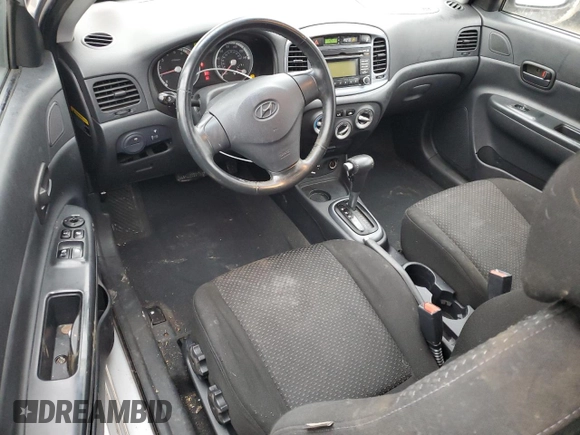 2008 Hyundai Accent SE z VIN KMHCN36C28U098322, wystawiony jako Copart lot #85439204 z przebiegiem 73 280 mil mil oraz Czysty tytuł • Clean title. Historia ofert i sprzedaży dostępna na DreamBid. Obrazek 8.