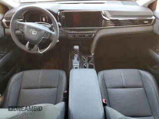 2025 Toyota Camry LE z VIN 4T1DAACK5SU592617, wystawiony jako Copart lot #56370875 z przebiegiem 1 615 mil mil oraz Szkoda całkowita • Salvage title. Historia ofert i sprzedaży dostępna na DreamBid. Obrazek 8.