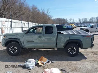 2023 Toyota Tacoma SR z VIN 3TYSZ5ANXPT128361, wystawiony jako IAAI lot #42060301 z przebiegiem 16 608 mil mil oraz . Historia ofert i sprzedaży dostępna na DreamBid. Obrazek 14.