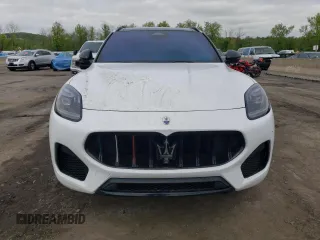 2023 Maserati Grecale Modena z VIN ZN682AVM9P7427417, wystawiony jako Copart lot #51734044 z przebiegiem 14 605 mil mil oraz . Historia ofert i sprzedaży dostępna na DreamBid. Obrazek 5.
