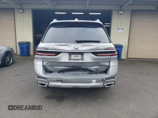 2025 BMW X7 xDrive40i z VIN 5UX23EM04S9W26820, wystawiony jako Copart lot #59388515 z przebiegiem 20 124 mil mil oraz Czysty tytuł • Clean title. Historia ofert i sprzedaży dostępna na DreamBid. Obrazek 6.