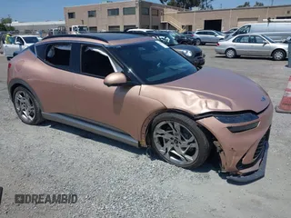 2023 Genesis GV60 Performance z VIN KMUKEDTB2PU008745, wystawiony jako IAAI lot #42444127 z przebiegiem 12 138 mil mil oraz . Historia ofert i sprzedaży dostępna na DreamBid. Obrazek 1.