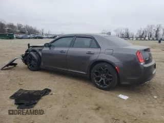 2019 Chrysler 300 S z VIN 2C3CCABG8KH594943, wystawiony jako Copart lot #49223225 z przebiegiem 60 893 mil mil oraz Szkody całkowita. Historia ofert i sprzedaży dostępna na DreamBid. Obrazek 2.