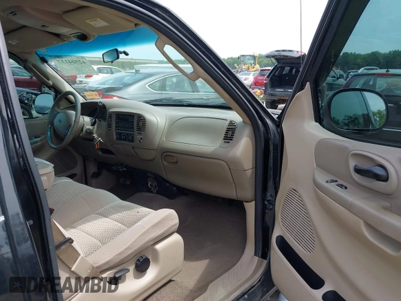 2002 Ford F-150 XL с VIN 1FTRX17W42NB62318, выставлен на аукционе IAAI как лот 42504137 с пробегом 221 200 миль миль и . История ставок и продаж доступна на DreamBid. Изображение 5.