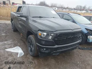 2020 Ram 1500 Big Horn z VIN 1C6SRFFT8LN216440, wystawiony jako IAAI lot #41709282 z przebiegiem 70 580 mil mil oraz . Historia ofert i sprzedaży dostępna na DreamBid. Obrazek 1.