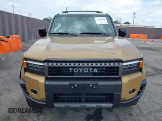 2025 Toyota Land Cruiser 1958 Edition z VIN JTEABFAJ8SK024963, wystawiony jako IAAI lot #41913954 z przebiegiem 3272 mil mil oraz . Historia ofert i sprzedaży dostępna na DreamBid. Obrazek 12.