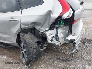 2024 Volvo XC60 Plus Dark Theme z VIN YV4L12RL5R1885058, wystawiony jako IAAI lot #42167034 z przebiegiem 25 886 mil mil oraz . Historia ofert i sprzedaży dostępna na DreamBid. Obrazek 6.