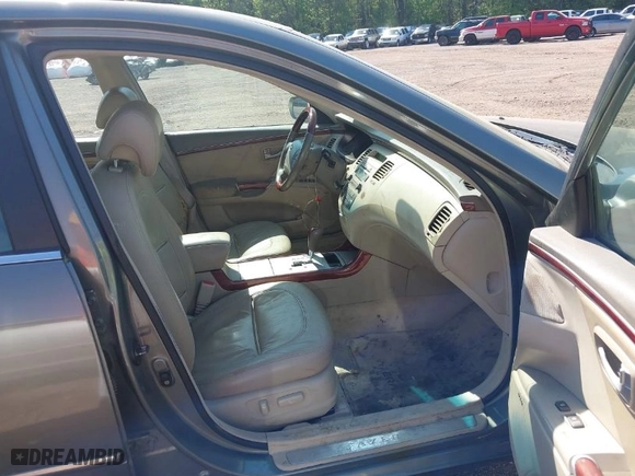 2008 Hyundai Azera Limited with VIN KMHFC46F58A252140, listed as a IAAI auction lot 42042343 with 201,418 mi miles. Bid and sale history available at carsss.com. Image 5.