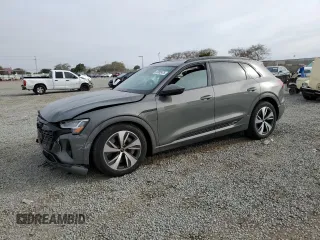 2024 Audi Q8 e-tron Premium z VIN WA14AAGE5RB035795, wystawiony jako Copart lot #47882475 z przebiegiem 23 838 mil mil oraz Szkoda całkowita • Salvage title. Historia ofert i sprzedaży dostępna na DreamBid. Obrazek 1.