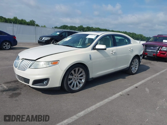2009 Lincoln MKS z VIN 1LNHM94R59G620735, wystawiony jako IAAI lot #39793140 z przebiegiem 147 201 mil mil oraz . Historia ofert i sprzedaży dostępna na DreamBid. Obrazek 2.