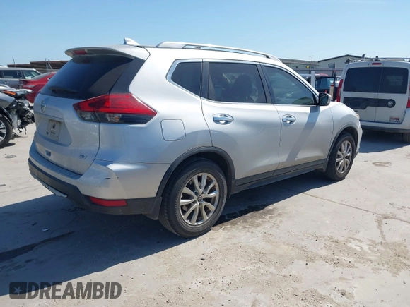 2017 Nissan Rogue SV z VIN 5N1AT2MN5HC730098, wystawiony jako IAAI lot #42033390 z przebiegiem 91 755 mil mil oraz . Historia ofert i sprzedaży dostępna na DreamBid. Obrazek 4.