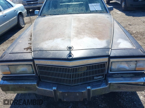 1992 Cadillac Brougham z VIN 1G6DW5477NR703007, wystawiony jako IAAI lot #41570312 z przebiegiem 106 453 mil mil oraz . Historia ofert i sprzedaży dostępna na DreamBid. Obrazek 10.