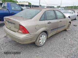 2003 Ford Focus LX z VIN 1FAFP33P83W271153, wystawiony jako IAAI lot #42360855 z przebiegiem 178 711 mil mil oraz . Historia ofert i sprzedaży dostępna na DreamBid. Obrazek 4.