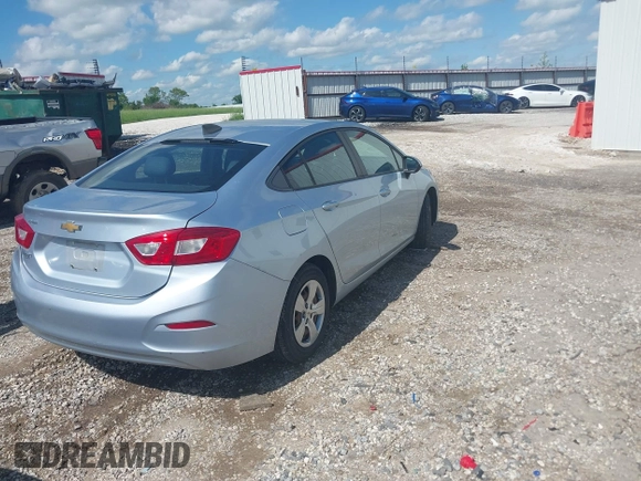 2017 Chevrolet Cruze LS z VIN 1G1BC5SM3H7210519, wystawiony jako IAAI lot #42163047 z przebiegiem 100 103 mil mil oraz . Historia ofert i sprzedaży dostępna na DreamBid. Obrazek 4.