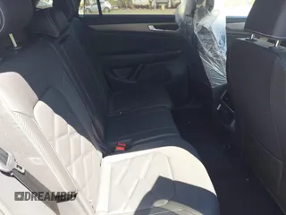 2024 Volkswagen Atlas SE z VIN 1V2KE2CA9RC211783, wystawiony jako IAAI lot #42192690 z przebiegiem 25 361 mil mil oraz . Historia ofert i sprzedaży dostępna na DreamBid. Obrazek 8.