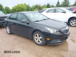 2014 Chevrolet Cruze 1LT z VIN 1G1PC5SB7E7173572, wystawiony jako IAAI lot #42481431 z przebiegiem 162 329 mil mil oraz . Historia ofert i sprzedaży dostępna na DreamBid. Obrazek 1.