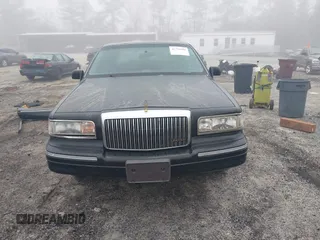 1997 Lincoln Town Car Signature z VIN 1LNLM82W4VY630979, wystawiony jako IAAI lot #41775990 z przebiegiem Nie podano mil oraz . Historia ofert i sprzedaży dostępna na DreamBid. Obrazek 12.