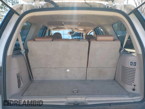 2005 Ford Expedition Eddie Bauer with VIN 1FMFU18505LB03828, listed as a IAAI auction lot 41326110 with 218,637 mi miles. Bid and sale history available at carsss.com. Image 17.