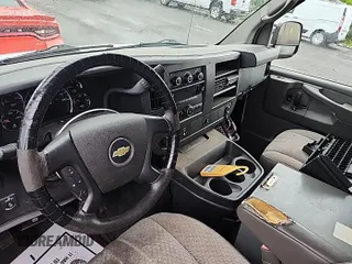 2012 Chevrolet Express Cargo z VIN 1GCWGFCAXC1173617, wystawiony jako IAAI lot #42561444 z przebiegiem 178 334 mil mil oraz . Historia ofert i sprzedaży dostępna na DreamBid. Obrazek 35.