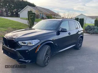 2021 BMW X5 M z VIN 5YMJU0C08M9E55307, wystawiony jako Copart lot #45422103 z przebiegiem 36 583 mil mil oraz . Historia ofert i sprzedaży dostępna na DreamBid. Obrazek 2.