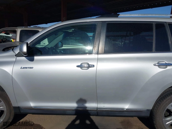 2011 Toyota Highlander Limited with VIN 5TDYK3EH9BS045001, listed as a IAAI auction lot 40718670 with 166,133 mi miles. Bid and sale history available at carsss.com. Image 14.