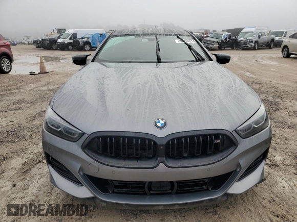 2023 BMW 8 Series M850i z VIN WBAGV8C02PCL20503, wystawiony jako Copart lot #84214214 z przebiegiem Nie podano mil oraz Szkoda całkowita • Salvage title. Historia ofert i sprzedaży dostępna na DreamBid. Obrazek 5.