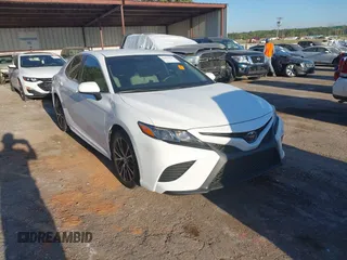 2020 Toyota Camry SE z VIN 4T1G11AKXLU900575, wystawiony jako IAAI lot #40492929 z przebiegiem 100 121 mil mil oraz . Historia ofert i sprzedaży dostępna na DreamBid. Obrazek 1.