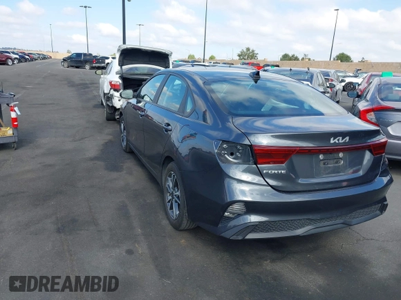 2023 Kia Forte LXS z VIN 3KPF24AD6PE578103, wystawiony jako IAAI lot #42131745 z przebiegiem 42 003 mil mil oraz . Historia ofert i sprzedaży dostępna na DreamBid. Obrazek 3.