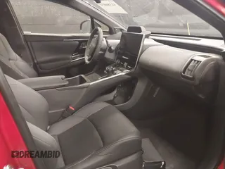 2023 Toyota bZ4X XLE z VIN JTMABACA5PA035498, wystawiony jako IAAI lot #41386031 z przebiegiem 18 529 mil mil oraz . Historia ofert i sprzedaży dostępna na DreamBid. Obrazek 5.